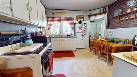 Kitchen - 627 Dale Ave, Willard, OH 44890 photo 1 of 3