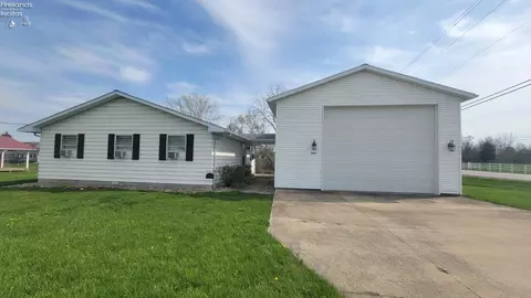 5416 E Channel Dr, Port Clinton, OH 43452