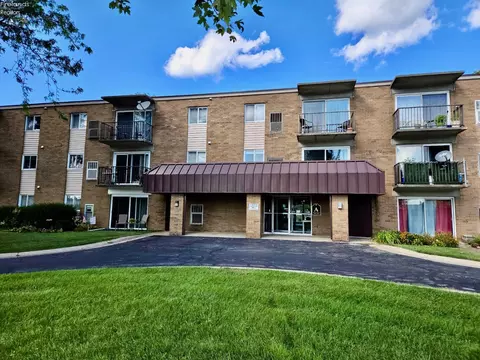 1305 Lake Wilmer Dr #208, Sandusky, OH 44870