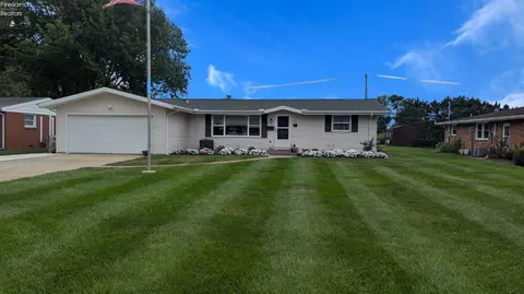 528 E 11th St, Port Clinton, OH 43452