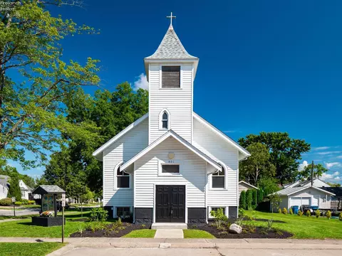 801 E 3rd St, Port Clinton, OH 43452
