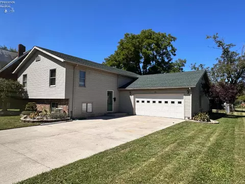 736 4th St, Fremont, OH 43420