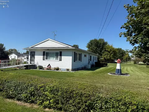 1284 E Lockwood Rd, Port Clinton, OH 43452
