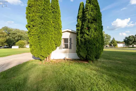 102 Oakwood Dr, Bellevue, OH 44811