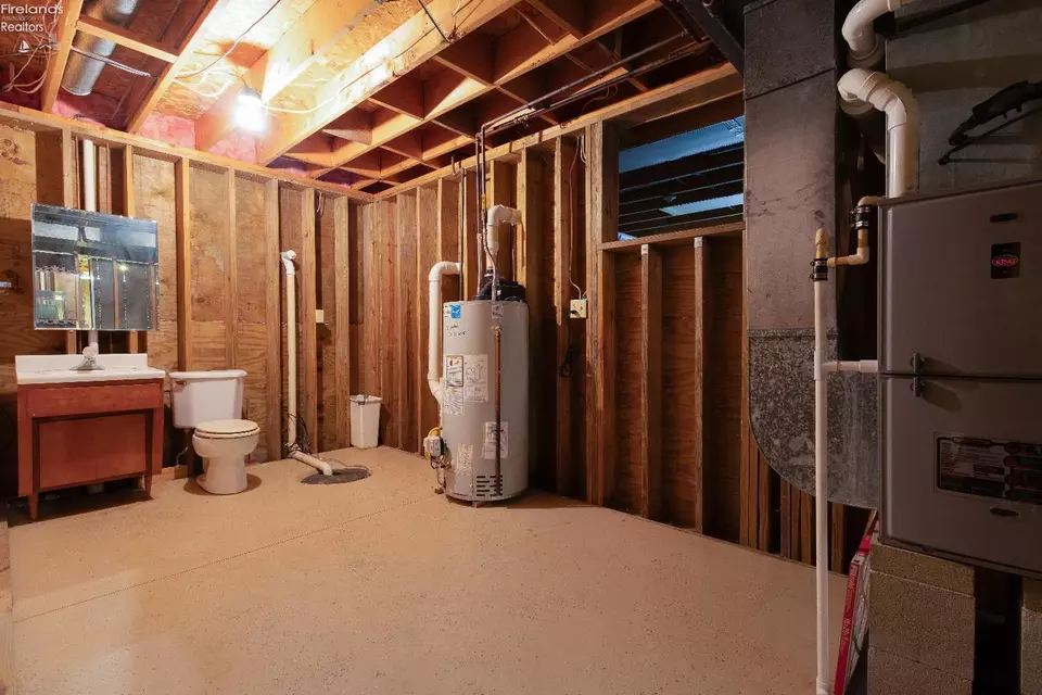 Bath - 607 Linden Ln, Willard, OH 44890 photo 5 of 5