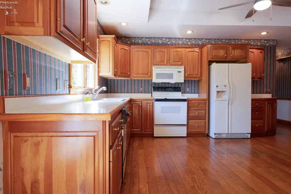Kitchen - 607 Linden Ln, Willard, OH 44890 photo 3 of 4