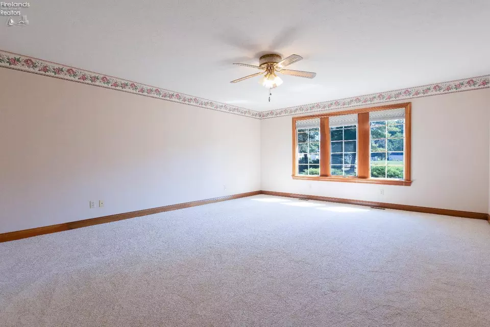 Living - 607 Linden Ln, Willard, OH 44890 photo 6 of 6