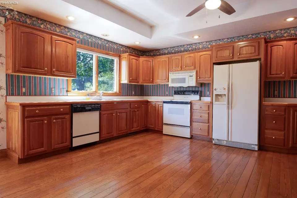 Kitchen - 607 Linden Ln, Willard, OH 44890 photo 2 of 4