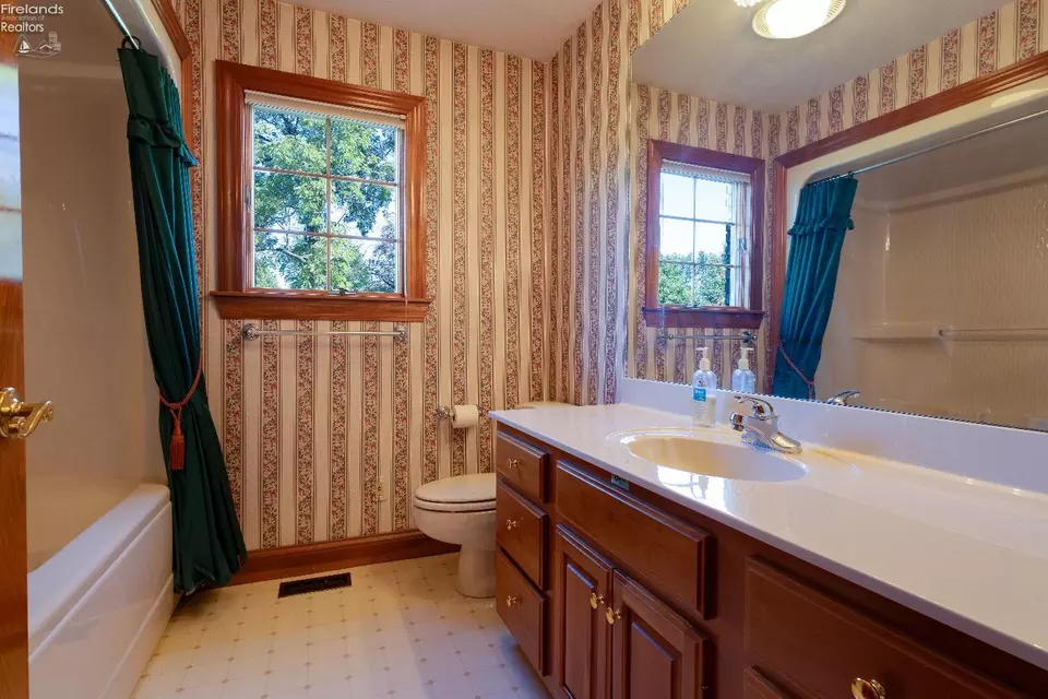 Bath - 607 Linden Ln, Willard, OH 44890 photo 3 of 5
