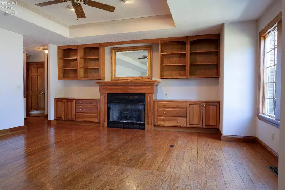 Living - 607 Linden Ln, Willard, OH 44890 photo 4 of 6