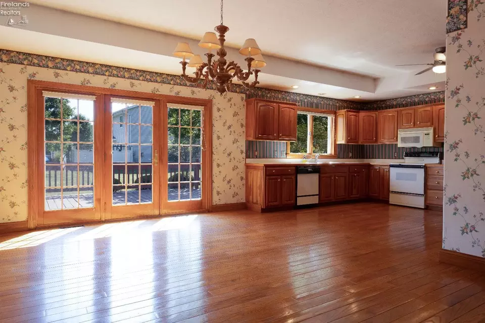 Living - 607 Linden Ln, Willard, OH 44890 photo 5 of 6