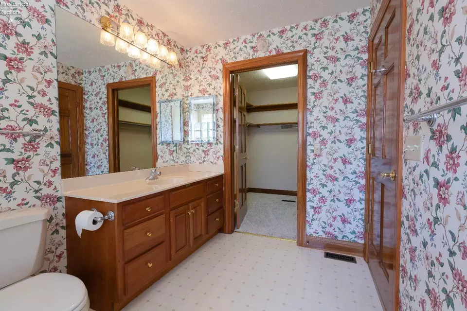 Bath - 607 Linden Ln, Willard, OH 44890 photo 2 of 5