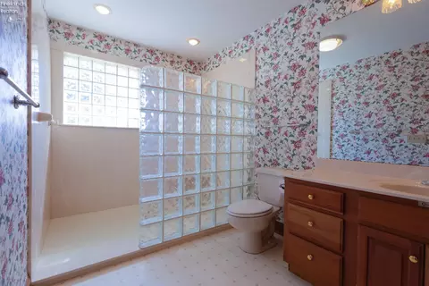 Bath - 607 Linden Ln, Willard, OH 44890 photo 1 of 5