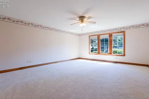 Living - 607 Linden Ln, Willard, OH 44890 photo 6 of 6