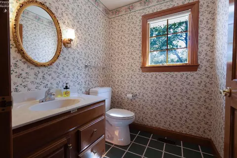 Bath - 607 Linden Ln, Willard, OH 44890 photo 4 of 5