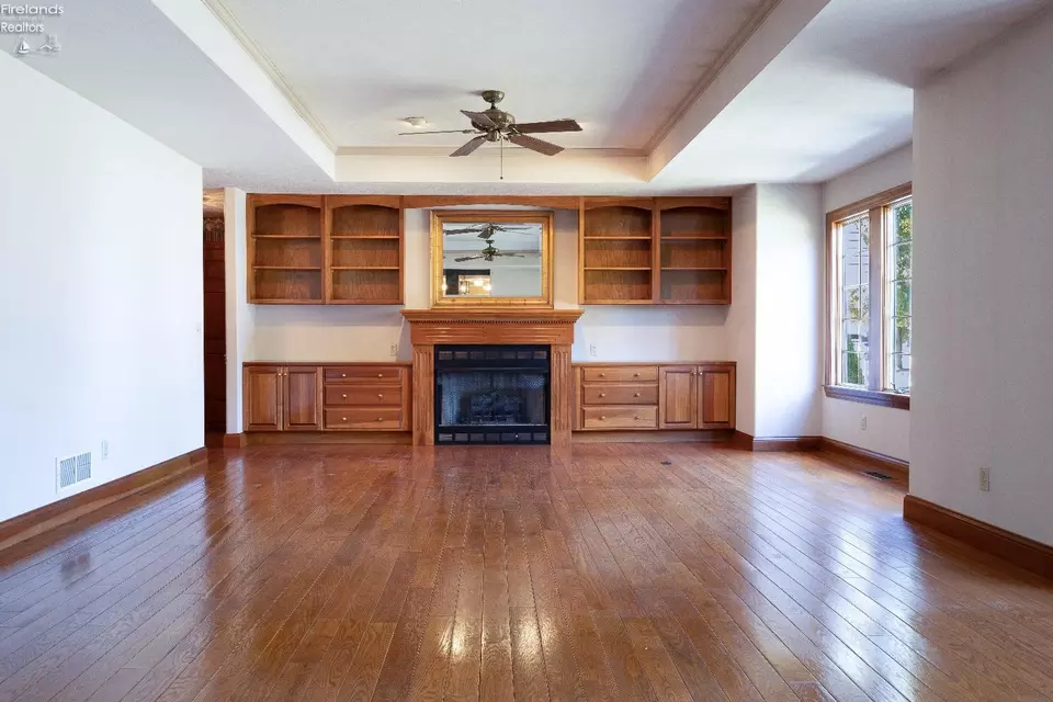 Living - 607 Linden Ln, Willard, OH 44890 photo 3 of 6