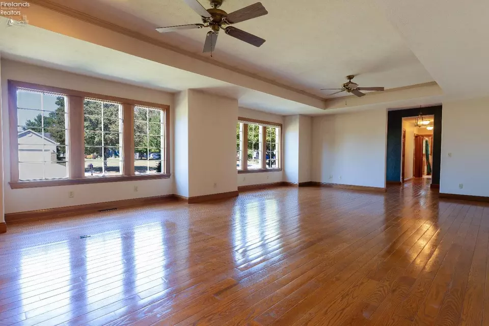 Living - 607 Linden Ln, Willard, OH 44890 photo 2 of 6