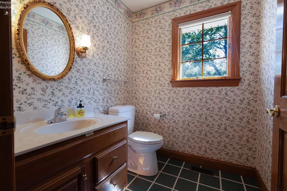 Bath - 607 Linden Ln, Willard, OH 44890 photo 4 of 5