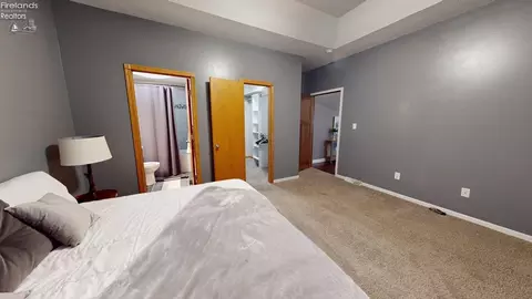 Bedroom - 660 Tanglewood Trl, Willard, OH 44890 photo 2 of 6