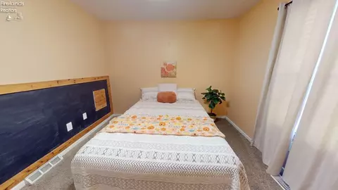 Bedroom - 660 Tanglewood Trl, Willard, OH 44890 photo 3 of 6