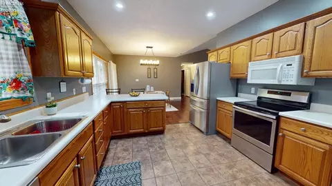 Kitchen - 660 Tanglewood Trl, Willard, OH 44890 photo 2 of 3