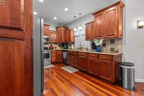 Kitchen - 1135 E Cleveland Rd, Huron, OH 44839 photo 2 of 5