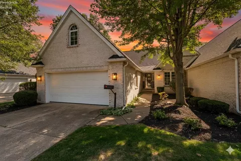 5338 Bay Shore Rd, Oregon, OH 43616