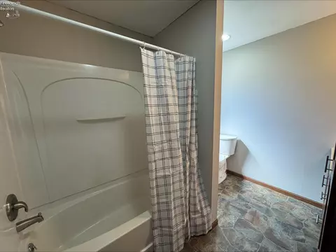 Bath - 625 Ames St, Clyde, OH 43410 photo 2 of 2