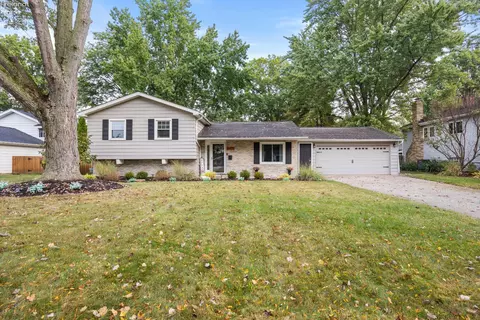 26476 Locust Dr, Olmsted Falls, OH 44138