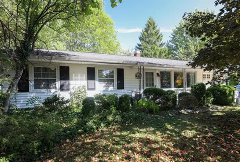 1273 Hollyview Dr, Vermilion, OH 44089