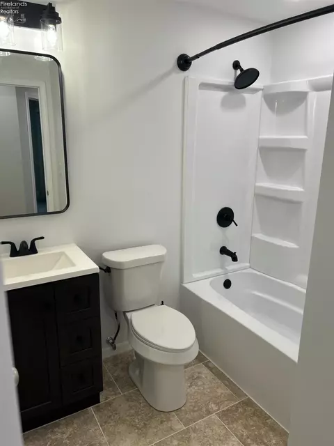 Bath - 712 Eulala Ave, Sandusky, OH 43351 photo 1 of 2