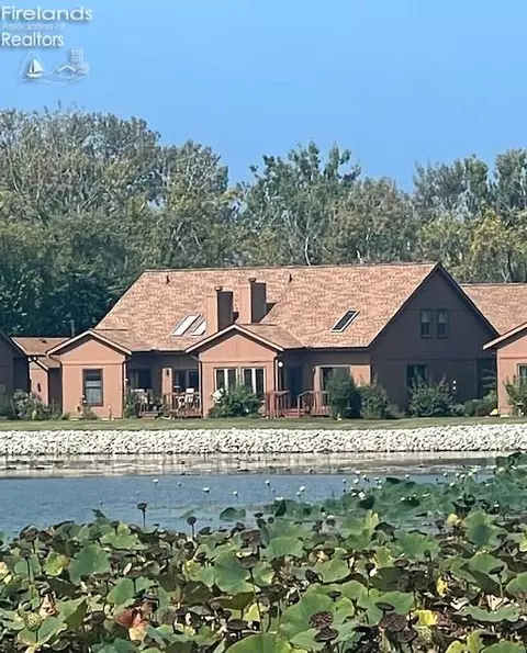 51 N Harbors End Dr, Port Clinton, OH 43452