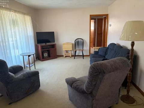 39 Cherry St, Tiffin, OH 44883 photo 3