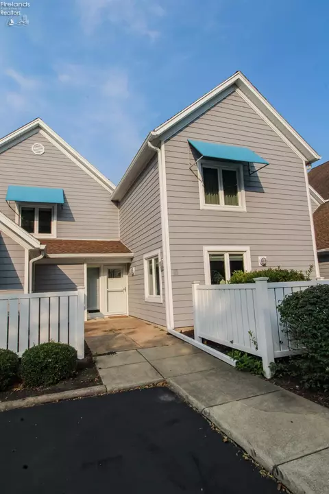 236 Heron Creek Dr, Sandusky, OH 44870