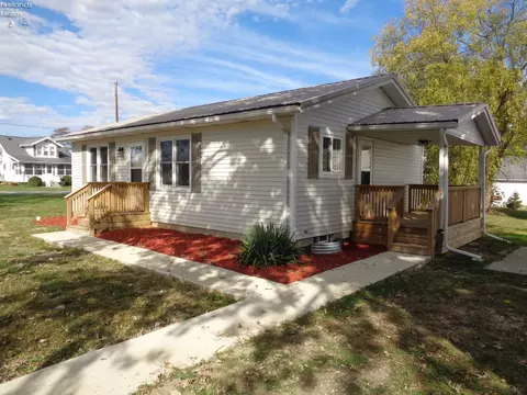 Exterior - 590 W Emerald St, Willard, OH 44890 photo 4 of 5