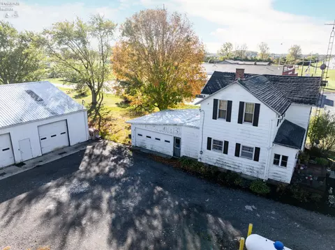 2219 Oak Harbor Rd, Fremont, OH 43420