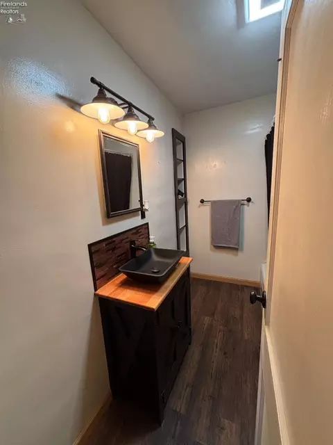 Bath - 606 Park St, Willard, OH 44890 photo 3 of 3