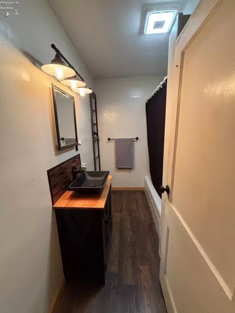 Bath - 606 Park St, Willard, OH 44890 photo 1 of 3