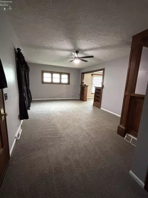 Living - 606 Park St, Willard, OH 44890 photo 3 of 4