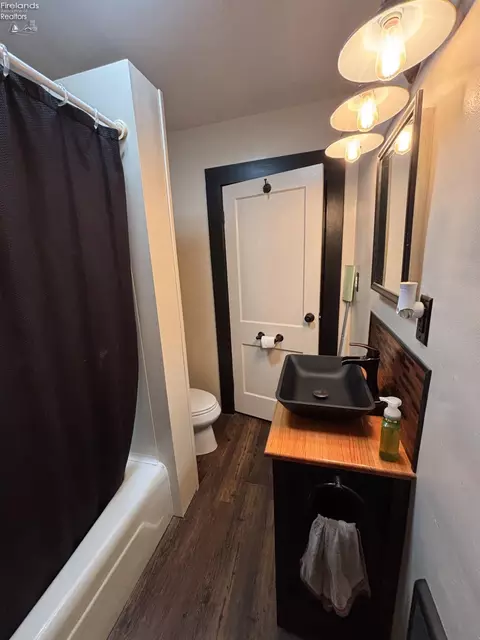 Bath - 606 Park St, Willard, OH 44890 photo 2 of 3