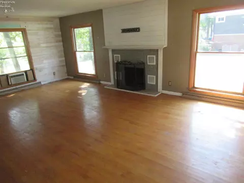 Living - 710 Ash St, Willard, OH 44890 photo 2 of 3