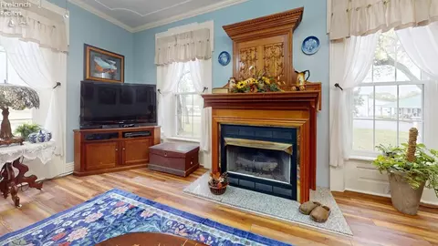 Living - 4625 Us Hwy 224 W, Willard, OH 44890 photo 2 of 5