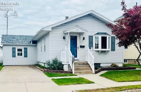 321 E 7th St, Port Clinton, OH 43452