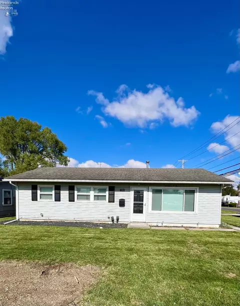 1704 Oak Ln, Fremont, OH 43420