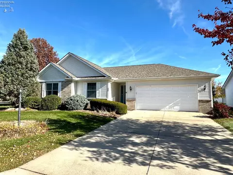400 Country Meadows Dr, Oak Harbor, OH 43449