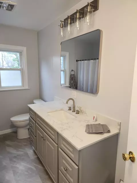 Bath - 542 Berlin Rd, Huron, OH 44839 photo 12 of 16