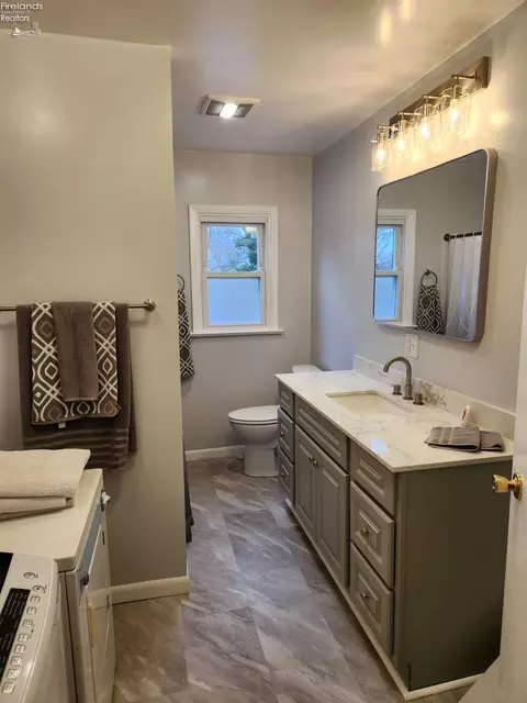 Bath - 542 Berlin Rd, Huron, OH 44839 photo 10 of 16