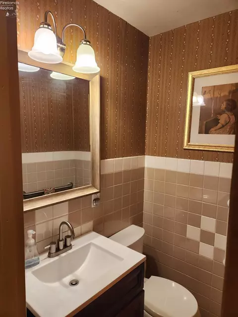 Bath - 542 Berlin Rd, Huron, OH 44839 photo 1 of 16