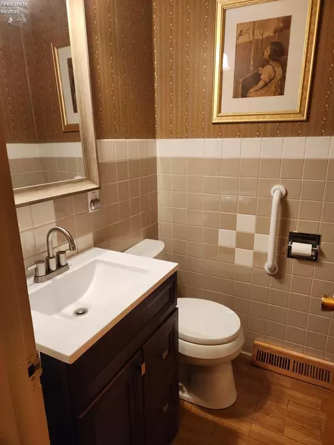 Bath - 542 Berlin Rd, Huron, OH 44839 photo 2 of 16