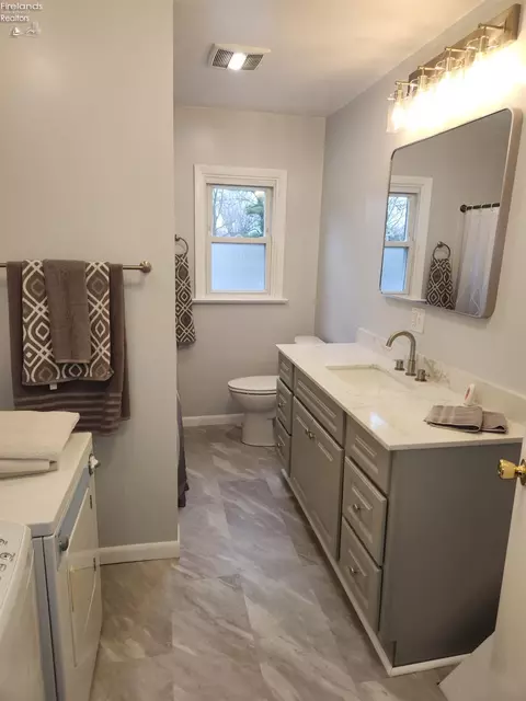 Bath - 542 Berlin Rd, Huron, OH 44839 photo 11 of 16
